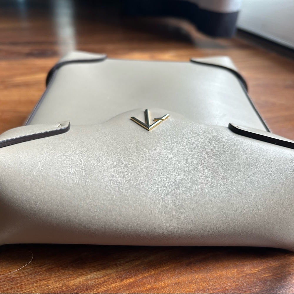 Manu Atelier Elegant Leather Designer Crossbody Bag in Cream - Picture 9 of 14